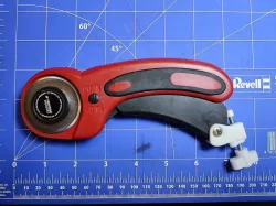 Hand circular cutter, cutting depth limiter