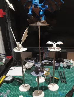 Magnetic and telescopic dnd combat raiser