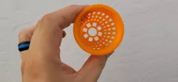 Net cup with bigger holes at the bottom
