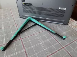 "Compasso" Solleva notebook ripiegabile magnetico ( Magnetic foldable laptop lift to free the cooling vents). Print in place