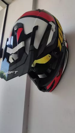 Helmet wall bracket