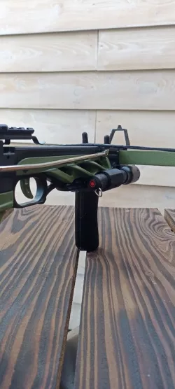 Picatinny Laser and Flashlight mount with foregrip