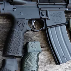 AR15 "fat" ergonomic grip Venom with snake skin pattern