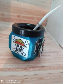 mate geometrico one piece con llaveros
