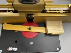 Router table centre finder