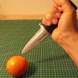 Theatre dagger with retractable blade