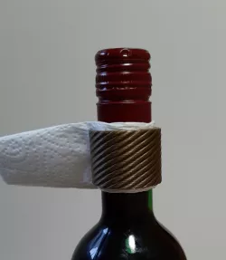 Drop catcher for wine bottle
