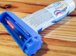 TOOTHPASTE TUBE SQUEEZER