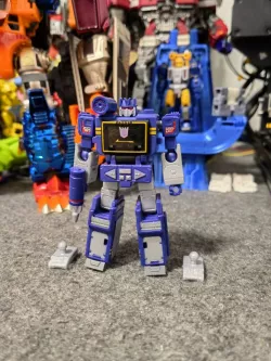Transformers Kingdom Soundwave feet
