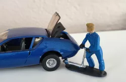 Mechanic with jack / Mehaničar