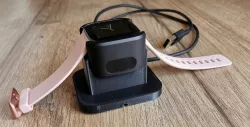 Fitbit Versa 2 stand