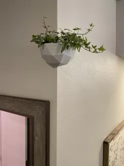 Geometric floating corner planter