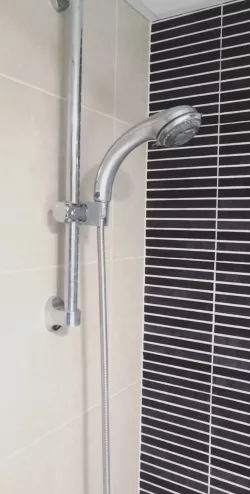 Adjustable handshower handle