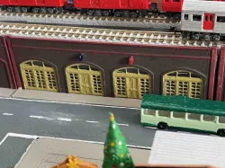 Elevated railway track 3 - arcades with shops (z-scale)