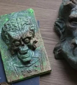 Mars Attacks Alien plaque