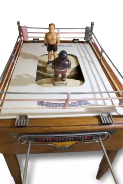 Boxing game with resettable dolls-boxers in Meccano and at 1 6 scale