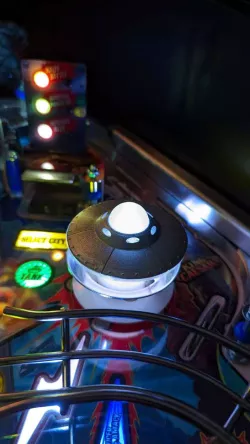 Godzilla flying saucer mod / Stern Pinball