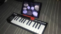 AKAI LPK25 Wireless Phone Stand