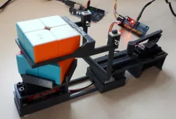 Pocket cube solving machine