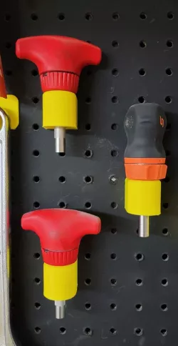 Stubby ratcheting screwdriver pegboard mount