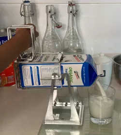 Arthritis-friendly carton pourer
