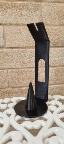 Sewing thread holder