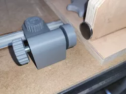 Router table fence micro adjuster