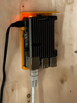 Wallmount for Raspberry Pi with heatsink