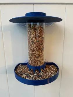  Suction cup mounted bird feeder