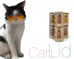 The can lid keeps the cat food fresh