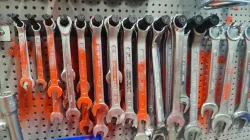 Ring spanner holder for pegboards (12mm spacing)