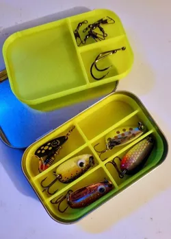 Two-compartment Altoids tackle box