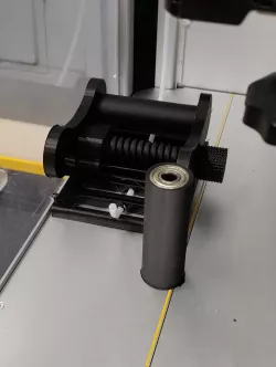 Roller drum to eliminate need for adjustments to Snapmaker J1 spool holder