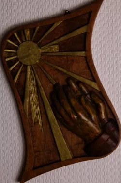 HIDDEN ARTISTS: Wooden Skulpture "Beseeching hands"
