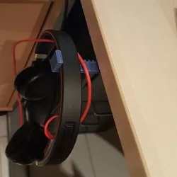 Retractable headphone holder