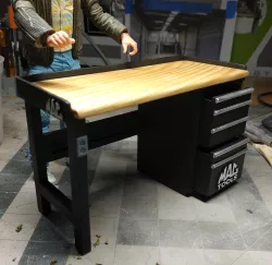 scaled MAC TOOLS workbench for scale garage