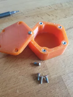 Pentabox with screws