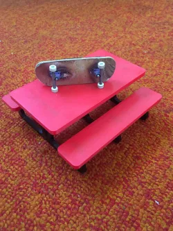 Fingerskate picnic table