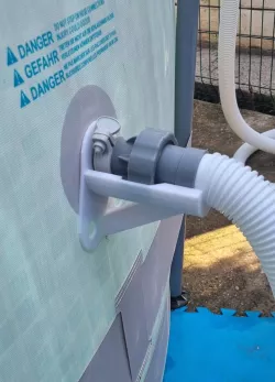 Pool hose holder