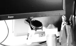 Smartwatch holder for IIYAMA monitor
