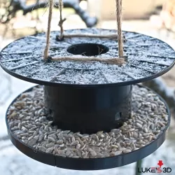 Spool bird feeder