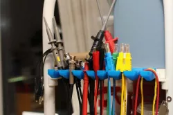 Lab cable hanger