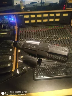 Sennheiser 421 mic clip