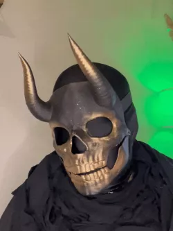 ARTICULATED SKULL MASK WITH HORNS