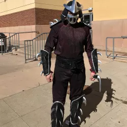 The Shredder TMNT 1990 blades and helmet