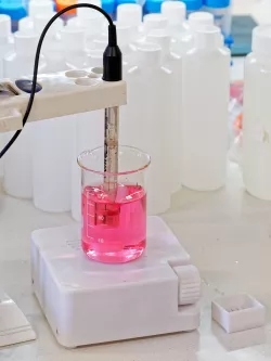 Compact, battery/USB powered magnetic stirrer
