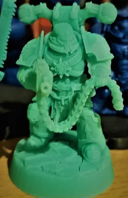 TRAITOR SPACE WARRIOR who hate magazine clip have a base and supports 40K