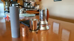 Espresso machine bean hopper with freshness closure