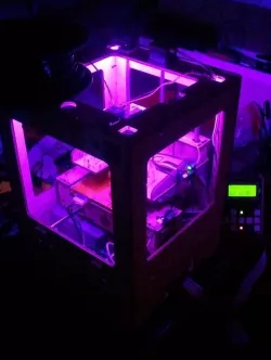 A MakerBot TOM with attitude: RGB leds controlled by the status of the print process