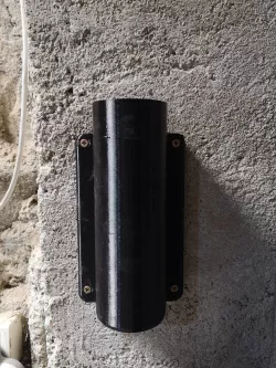 Cylindrical support to hang on the wall